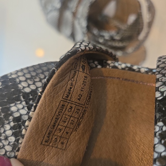 Vionic Blaire Snakeskin Leather Strappy Open Toe Chunky Sandals Size 6 - Picture 10 of 10